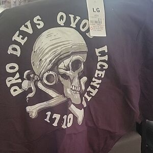 Skull & Crossbones Graphic Tee in Deep Purple